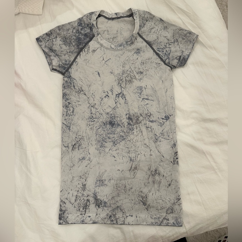 Lululemon swiftly tech t shirt size 4
